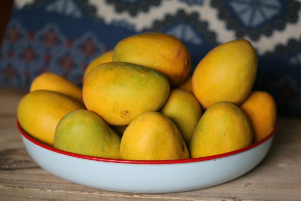 Bowl of ripe mangoes, a sweet fruit often avoided over diabetes worries